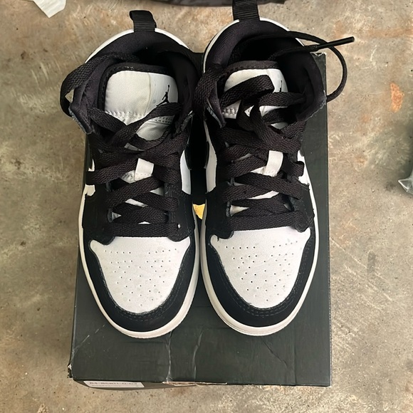 Kids Jordan 1 Mid SE - Picture 3 of 6